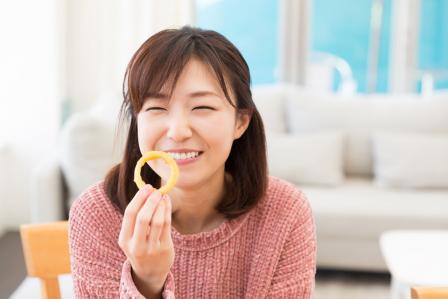 食べ物を食べる女性